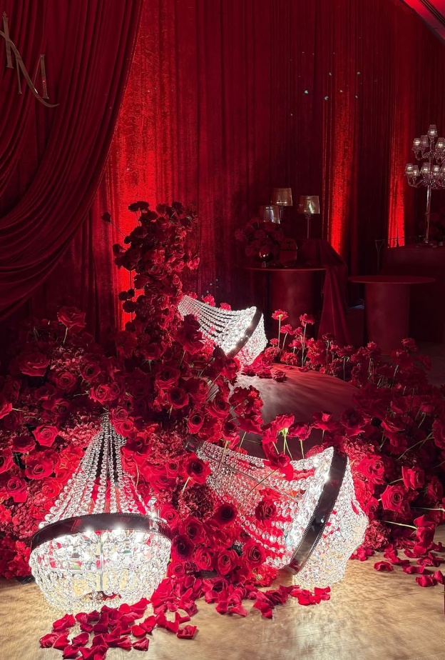 الدرابيه الأحمر لعرس فاخر - الصورة من صفحة Precious Flowers Event Design