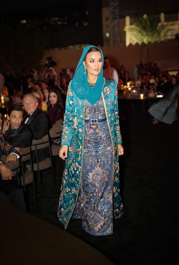 الشيخة موزة ترتدي فستانا مجسما باللون الأزرق الداكن (2)