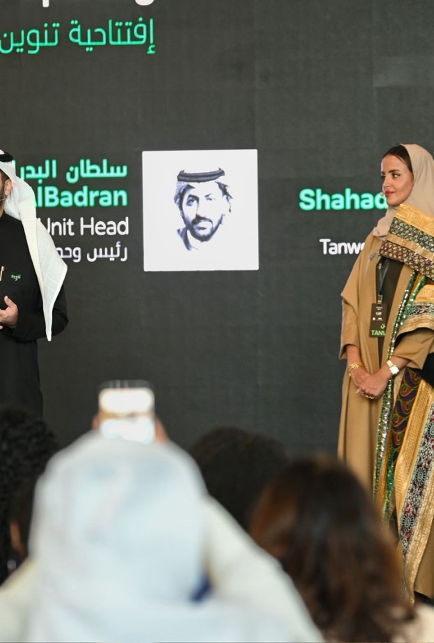 شهد الوزني قائد برنامج تنوين في اثراء وسلطان البدران رئيس وحدة الإبداع والابتكار في إثراء