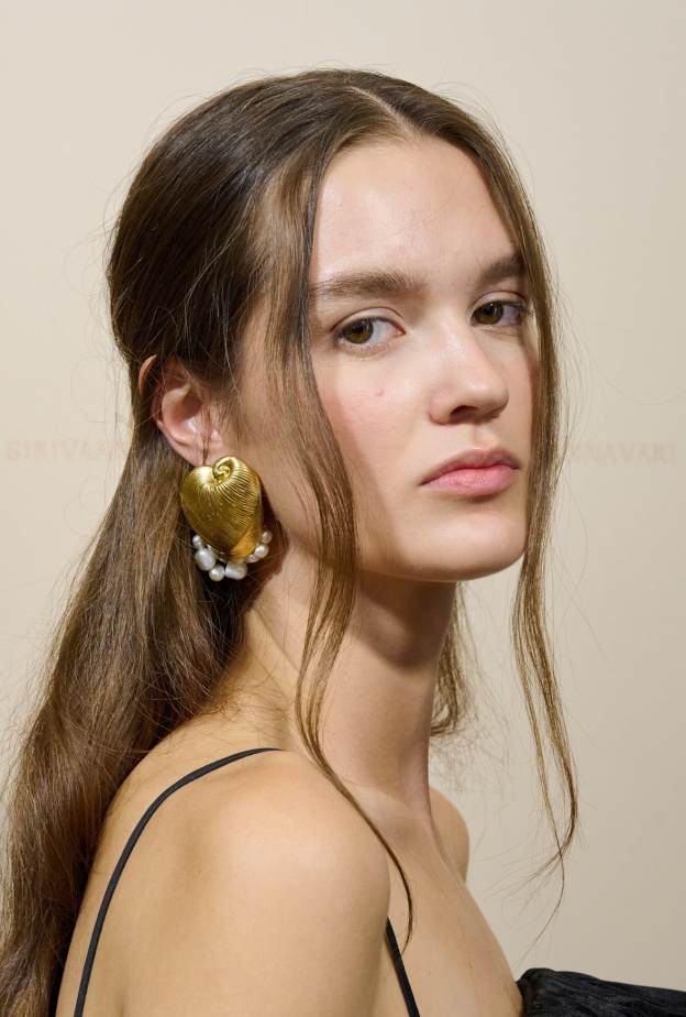 اللبن من الحلول لعلاج الشعر الدهني