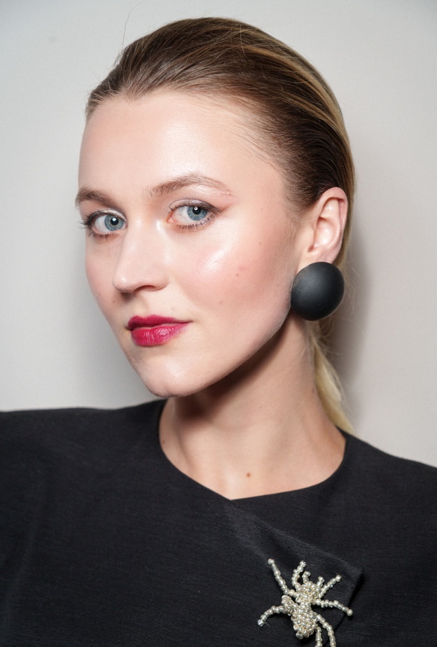 إتجاهات جمالية لن تزول بين رسمات المكياج والشفاه الحمراء