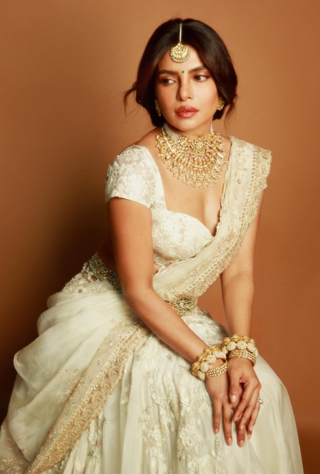 بريانكا بتنورة بتطريزات الورود باللون الكريمي والبيج