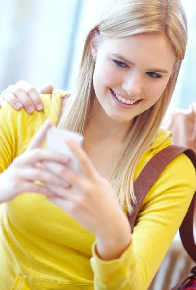 تأثير السوشيال ميديا على الحياة الزوجية خطير وقد يؤدي إلى الانفصال