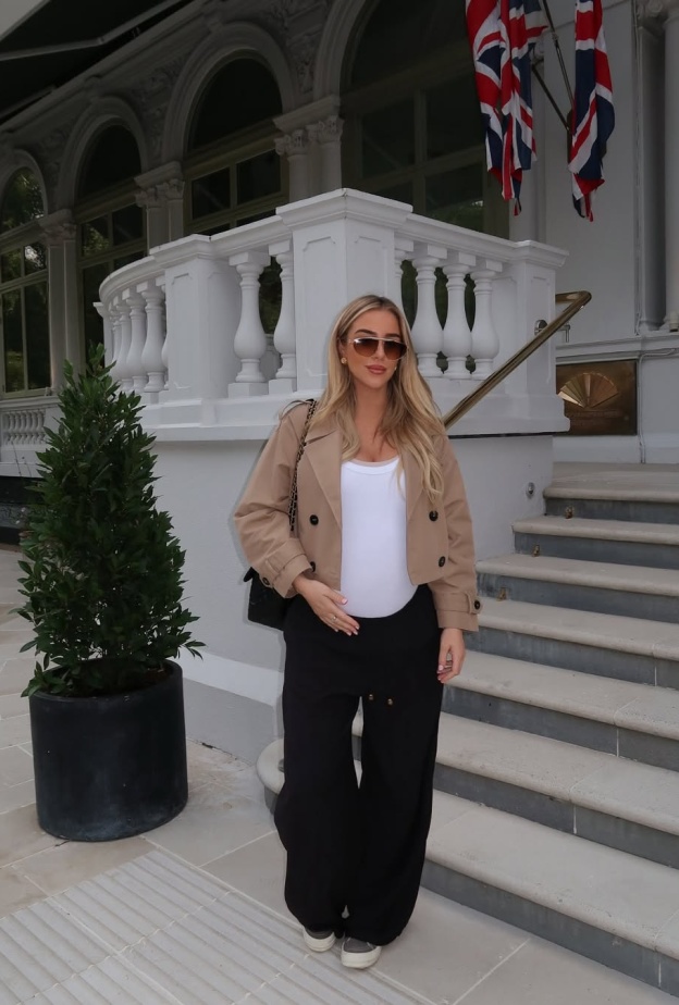 تايلور وارد بالبنطال الأسود مع توب ضيق باللون الأبيض وجاكيت 