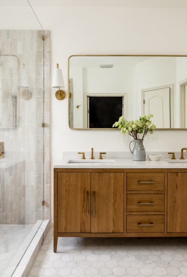 تحتفي اتجاهات الحمامات في 2026 بجمال الخامات الطبيعية وملمسها الأصلي