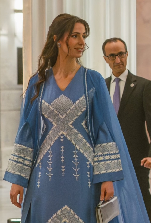 الأميرة رجوة تُنسق العباية المُطرزة مع المجوهرات الملكية الفارهة