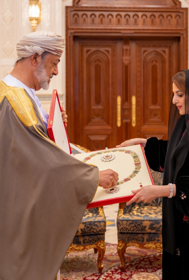 جلالة السُّلطان يمنح السّيدة الجليلة وسام الشرف الأعظم