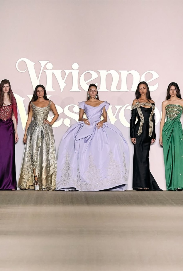 جمعية الأزياء تطلق عرضاً حصرياً لاستكشاف قطع فيفيان ويستوود × فنون التراث عن قرب