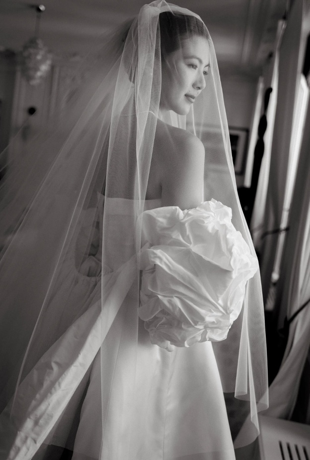 داهي جونغ بإطلالة عرائسية حالمة