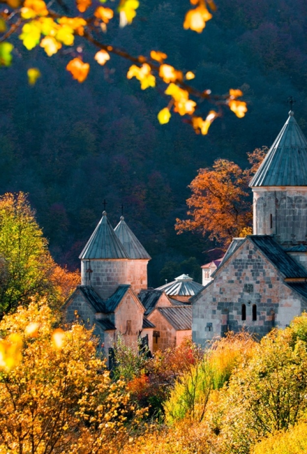 دير هاجارتسين المهيب الهندسة المعمارية المذهلة وسط التلال الخضراء في ديليجان في أرمينيا