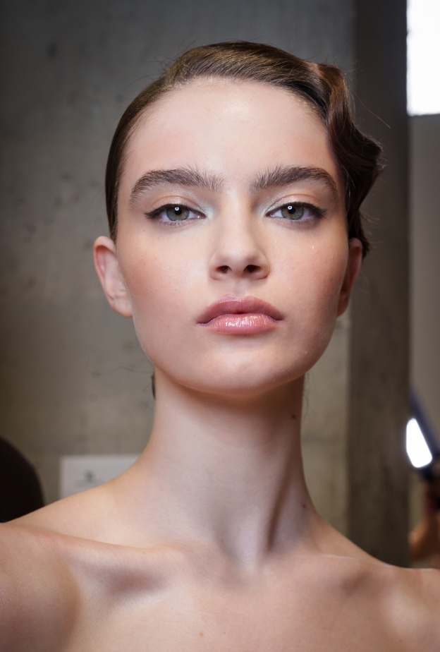 المكياج القوي والبراق يعزّز جمال عينيك هذا الموسم