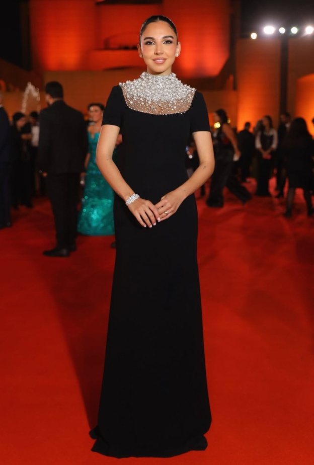 سلمى أبو ضيف بفستان سهرة أسود من توقيع نعيم خان