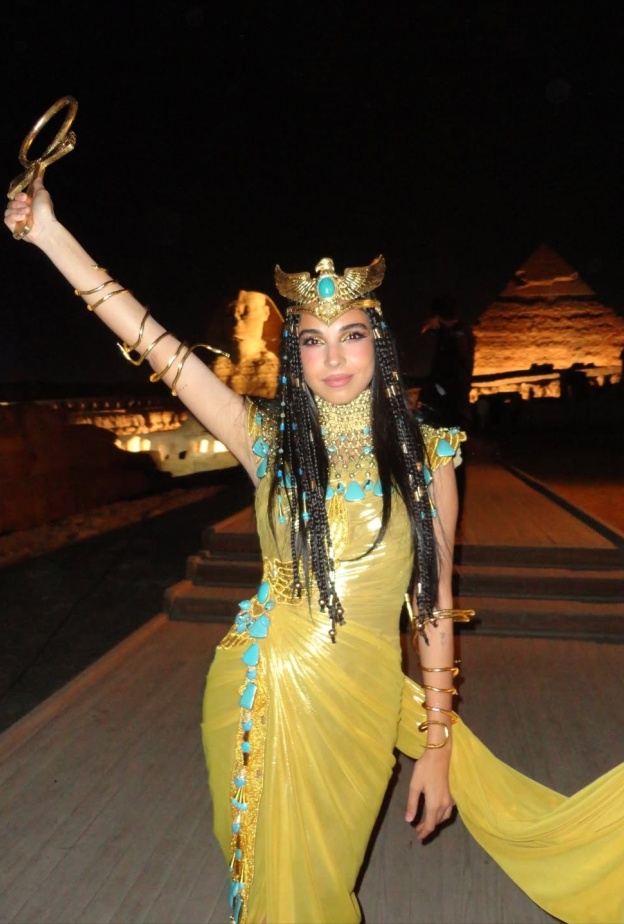 سلمى أبو ضيف بفستان ميتاليك مجسم 