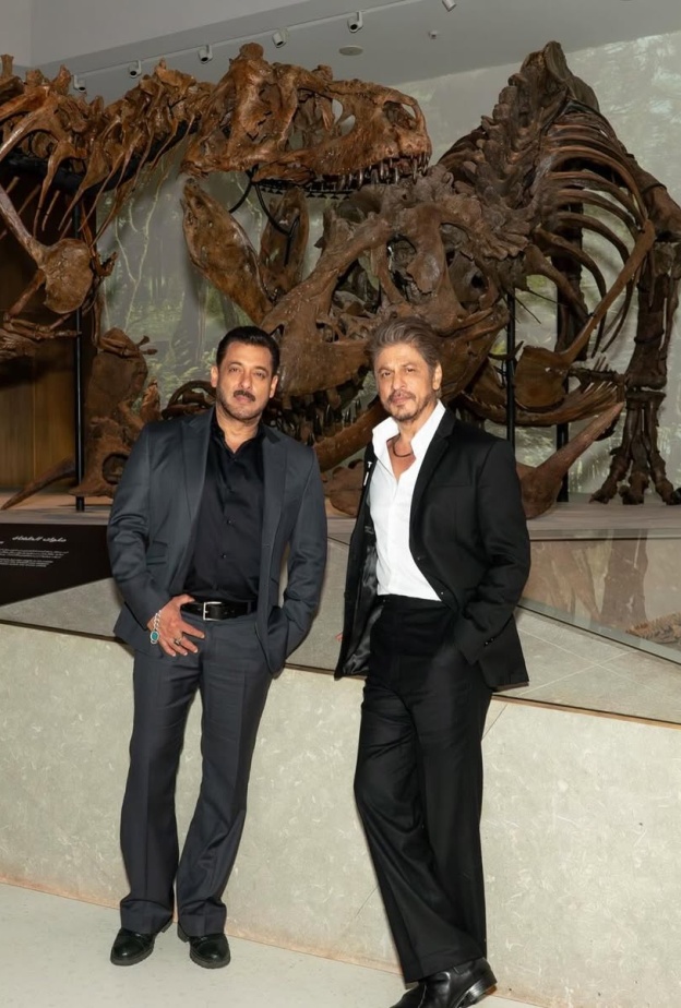 شاروخان وسلمان خان بمتحف التاريخ الطبيعي بأبوظبي