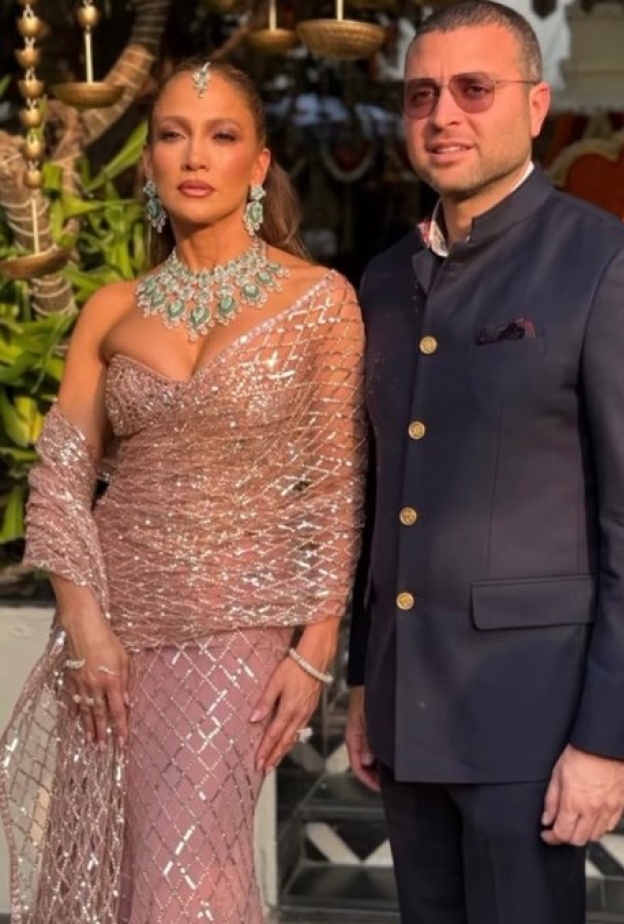 جينيفر لوبيز تُنسق الساري الهندي مع المجوهرات الفاخرة بأسلوب عالمي