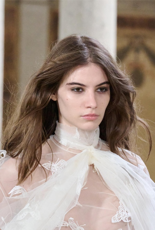 كيف تحولين العناية بشعركِ إلى لحظة اتصال عميق مع ذاتكِ؟