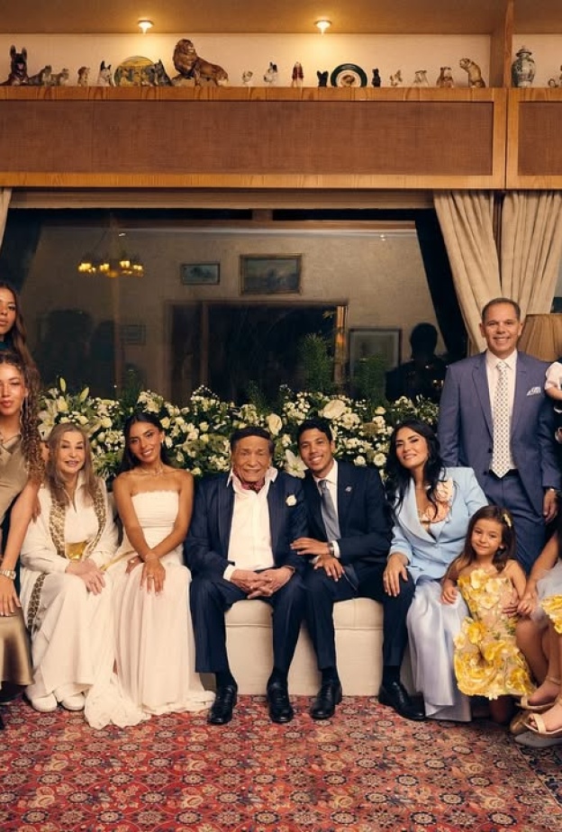 عادل إمام مع عائلته في عقد قران حفيده