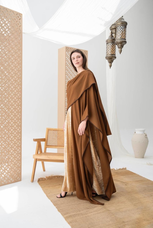 عباءة صوف من تصميم هيفاء المقرن