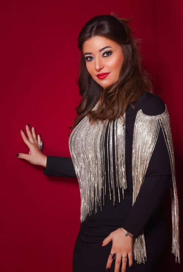 غادة رجب تتألق بإطلالة طبيعية وأنيقة تحافظ على جاذبيتها الخاصة