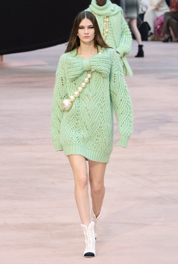 فستان شتوي مزين بالؤلؤ من Chanel