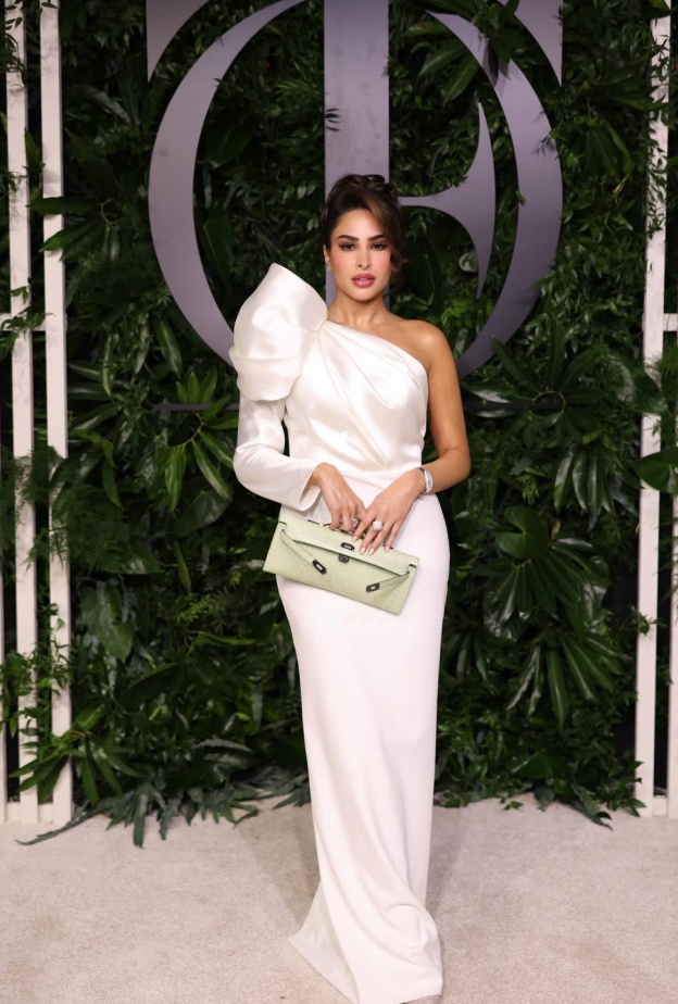 فوز الفهد بفستان سهرة ناعم مصمم من الحرير الأبيض