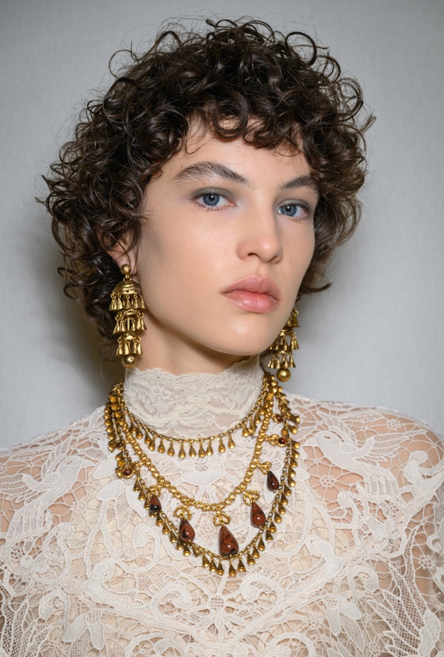 قصات الشعر القصير مع الغرة الكيرلي من دار Zimmermann