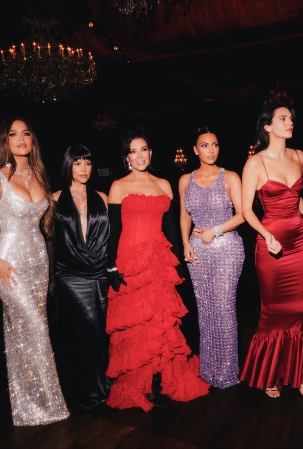 كريس ترتدي فستانا طويلا باللون الأحمر مع بناتها