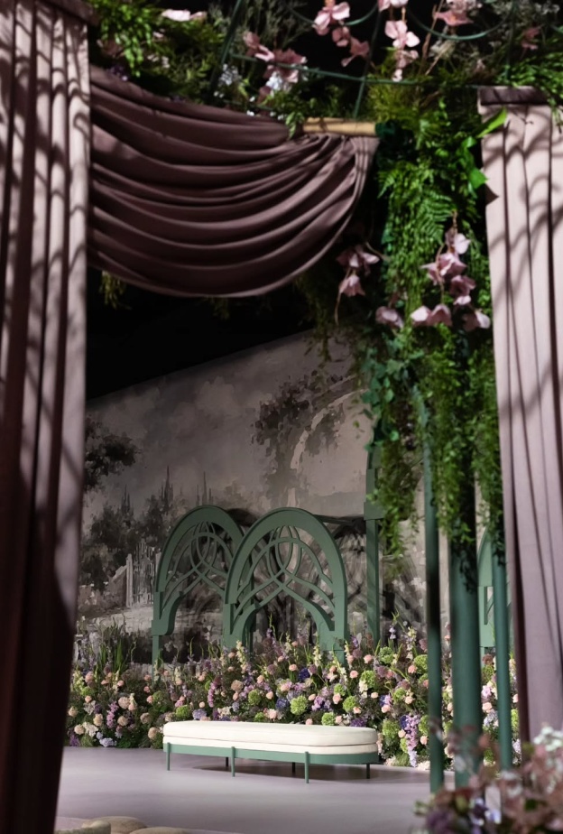 كوشة بيضاء مع زينة باللون الأخضر