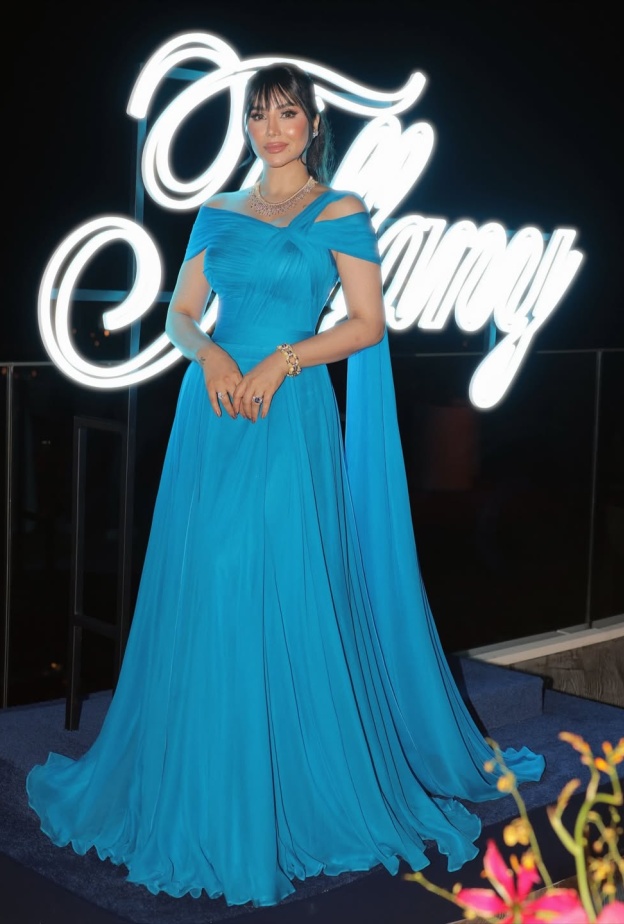 لجين عمران ترتدي فستانا باللون التركواز