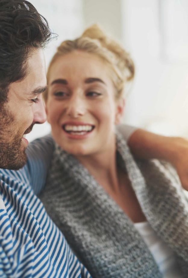 لغة الحواس إشارات غير منطوقة تعبر عن الحب بين الزوجين 