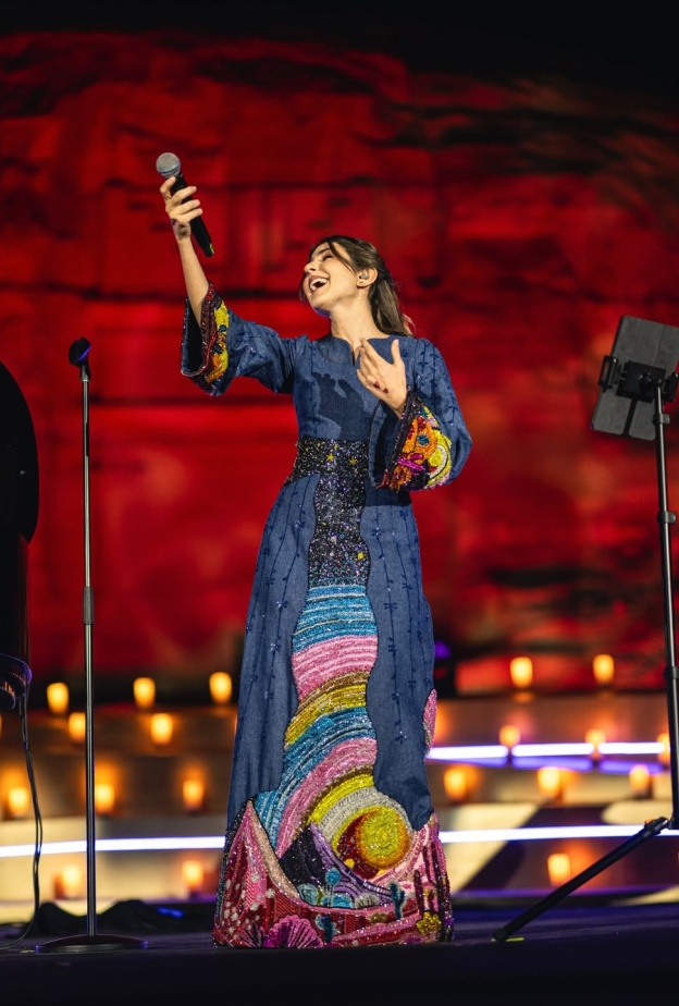 مارلين نعمان بفستان من قماش الدنيم باللون الأزرق