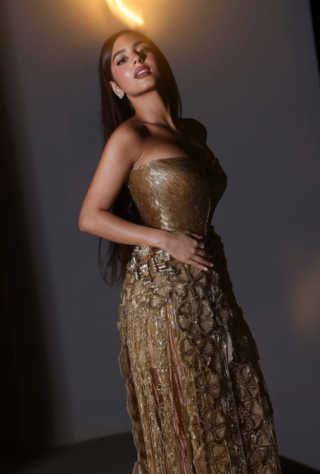 مايان السيد بإطلالة ذهبية