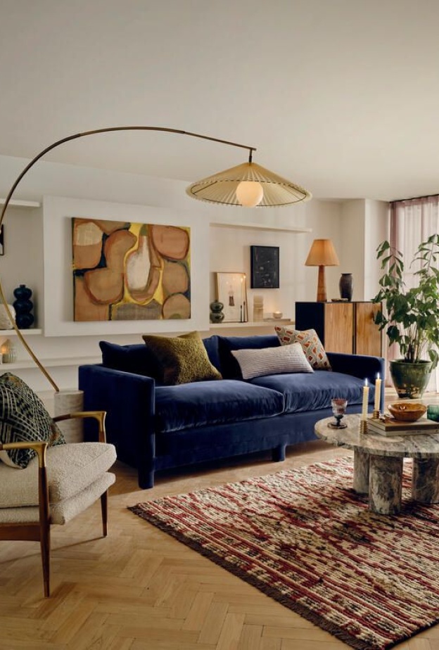 مرج الفن مع الأثاث العتيق