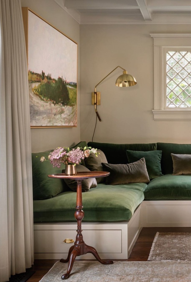 مقعد البانكويت يعمل كبديل مميز لقطع الأثاث التقليدية في غرفة النوم