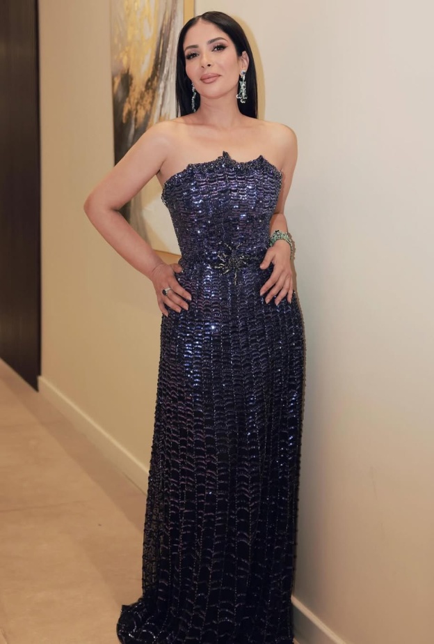 منى زكي ترتدي فستانا سترابلس مغطى بتطريزات براقة 