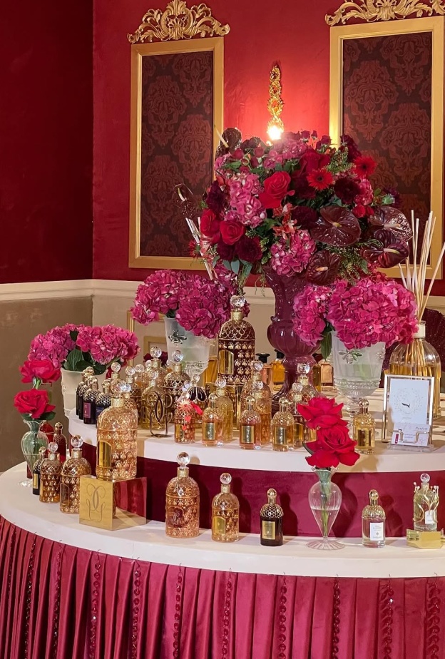 مواءمة زينة الورود مع ركن العطور في الأعراس