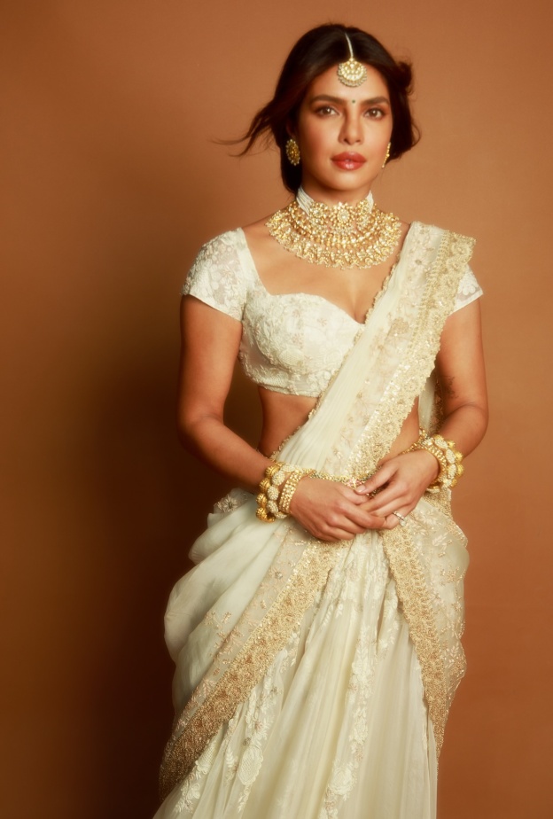 بريانكا شوبرا تتألق بساري فاخر من تصميم Anamika Khanna