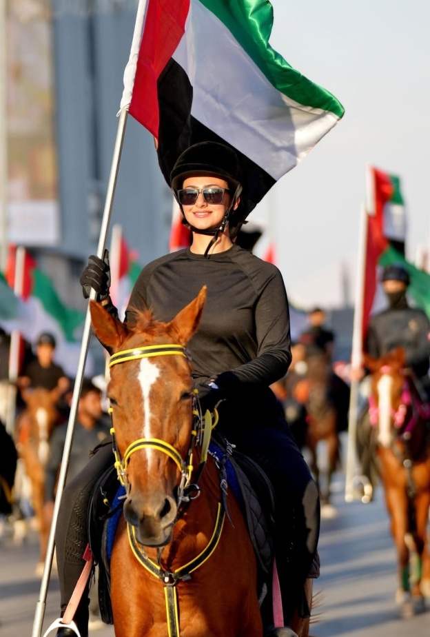 هيفاء حسين ترفع العلم الإماراتي