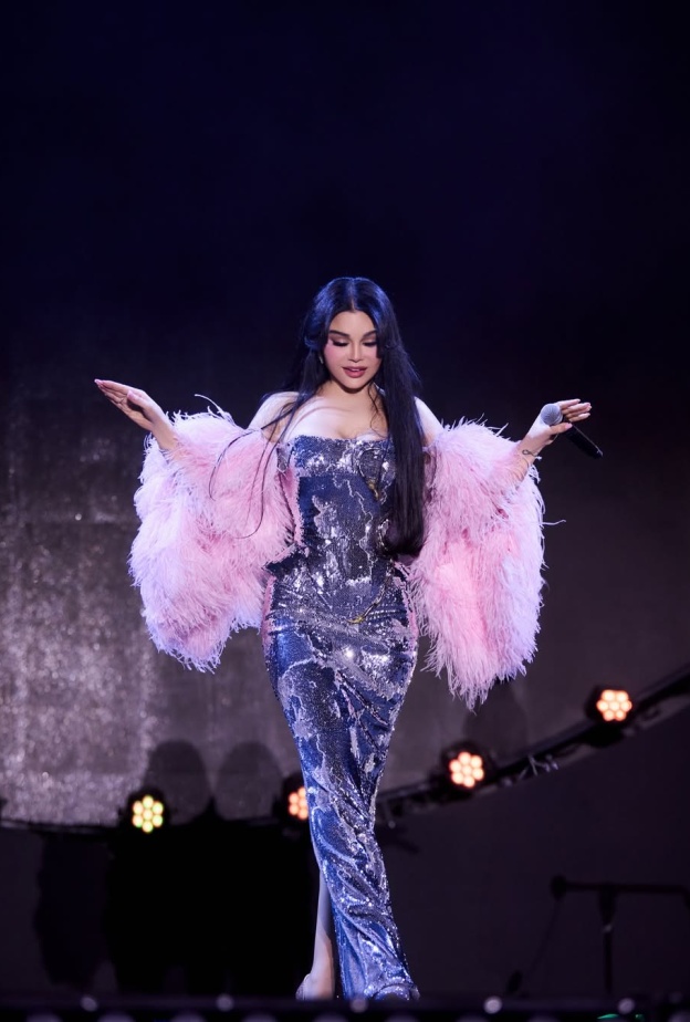 هيفاء وهبي بفستان سترابلس بقصة ضيقة مغمورة بحبات الترتر الفضي