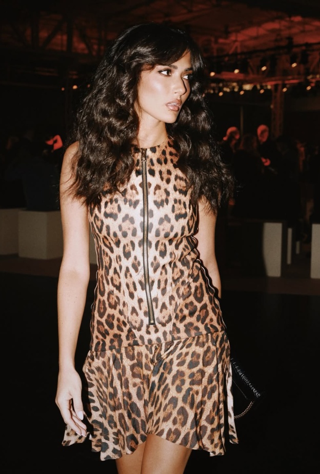 ياسمين زهران بفستان مطبوع بنقشة برية 