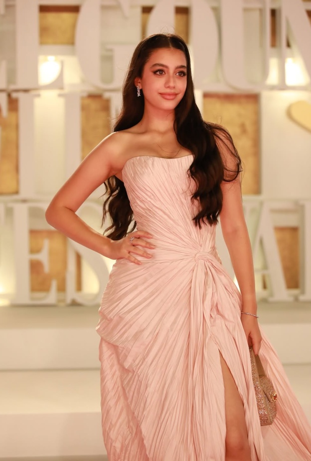 ياسمينا العبد بالفستان الناعم باللون الزهري الشاحب (2)