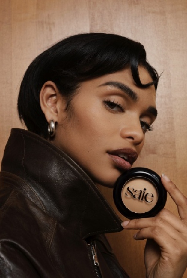 بودرة التثبيت Slip Tint™ Undetectable Baked، بقوامها الطبيعي الذي تمتصه البشرة بسهولة