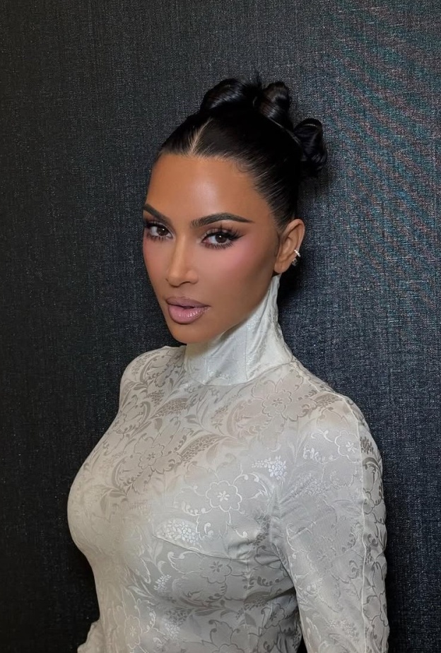 إطلالة كيم كارداشيان بالمكياج البني المات