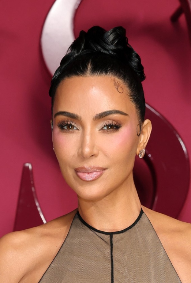  إطلالة كيم كارداشيان بتسريحات الكعكة العالية
