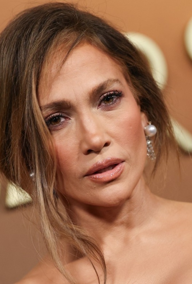  إطلالة Jennifer Lopez بمكياج برونزي لماع
