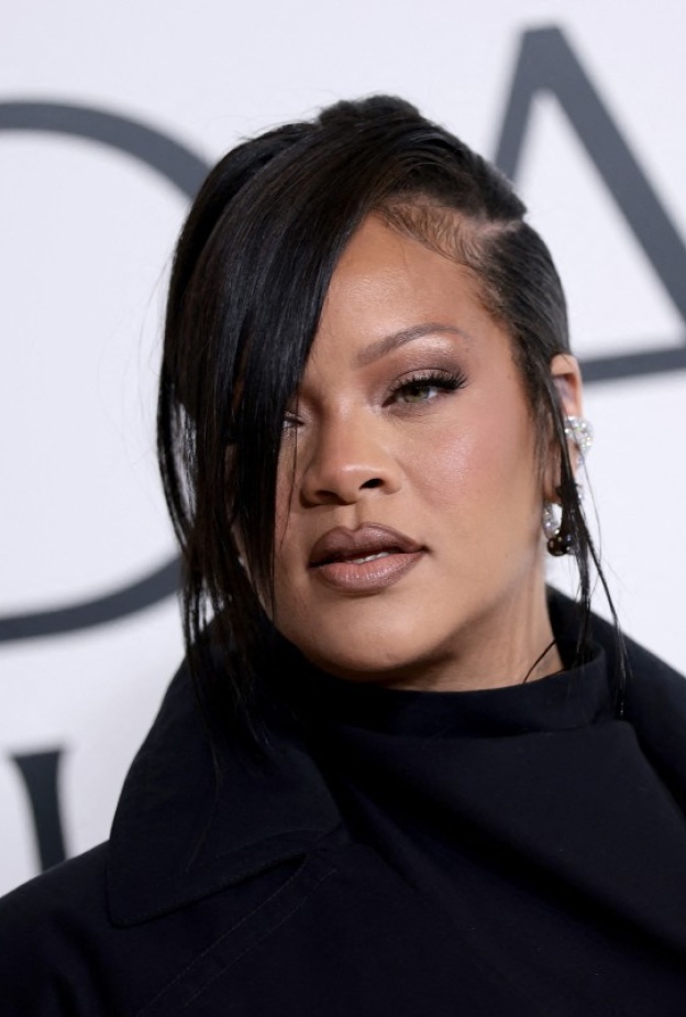 اطلالة Rihanna برسمات المكياج البني البراق