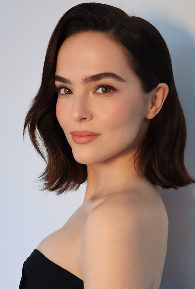 اختاري البلاشر المناسب لكِ بأسلوب Zoey Deutch- الصورة من حساب خبير المكياج Hung Vanngo