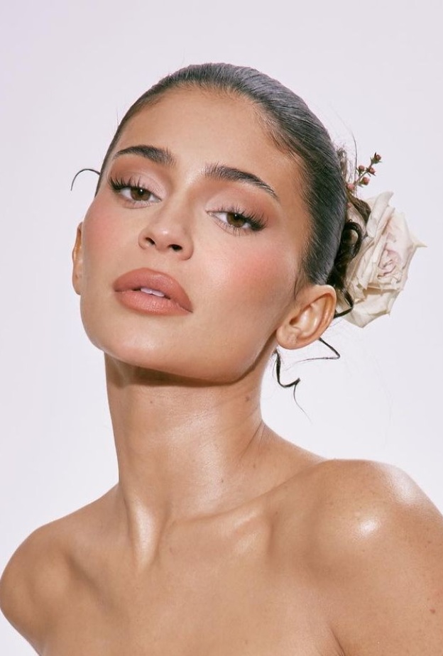 اطلالة Kylie Jenner بالمكياج البني المات - Copy