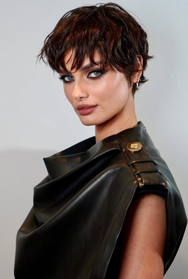 اطلالة Taylor Hill بصيحة الـBoy Bob مع الغرة الامامية