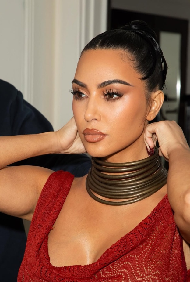 اطلالةKim Kardashian برسمات المكياج المشمشي